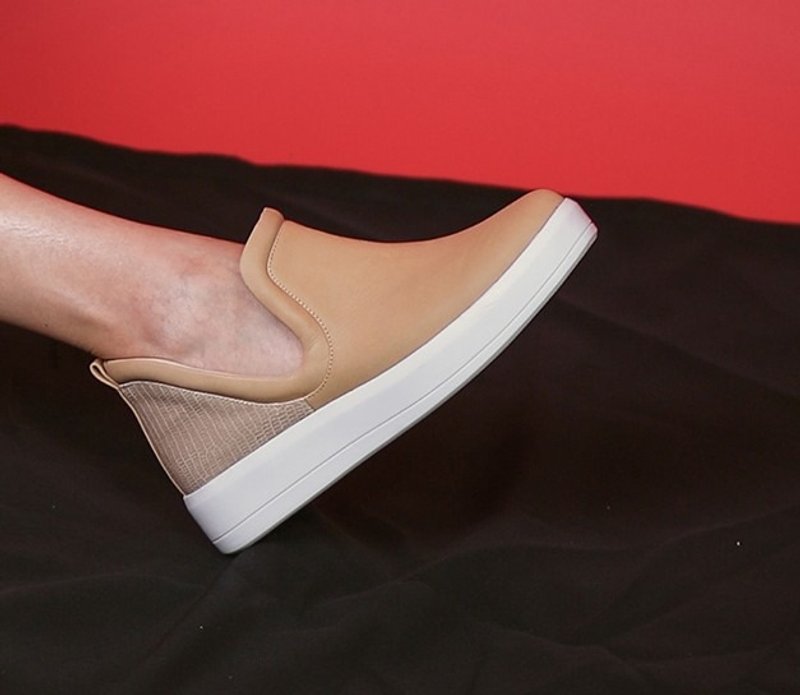 侧边弧度篓空 厚底全真皮休闲鞋 驼 - 女款休闲鞋 - 真皮 咖啡色