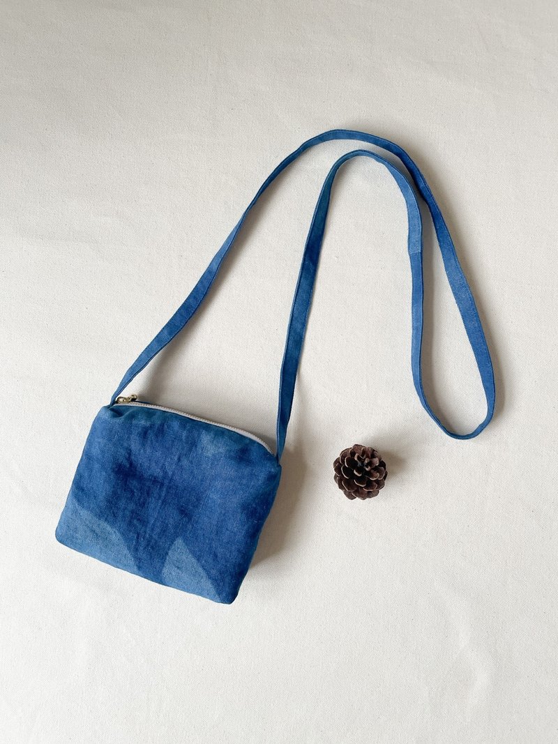 日本制 蓝染、板缔め工艺处理的亚麻帆布质感斜背包 musette，附拉链，升级再造商品。 - 手提包/手提袋 - 棉．麻 蓝色