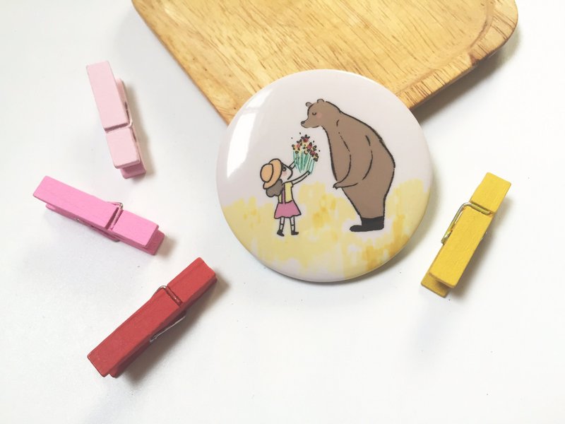 花田散步中/咻咻熊5.8cm胸章 - 徽章/别针 - 其他金属 多色