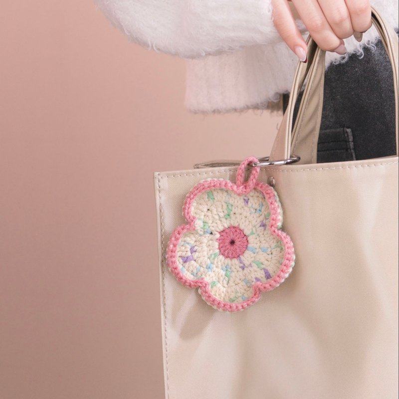 Sunny Palette  • 柔色 小花 毛线 钩织 杯垫 吊饰 疗愈小物 - 吊饰 - 其他材质 粉红色