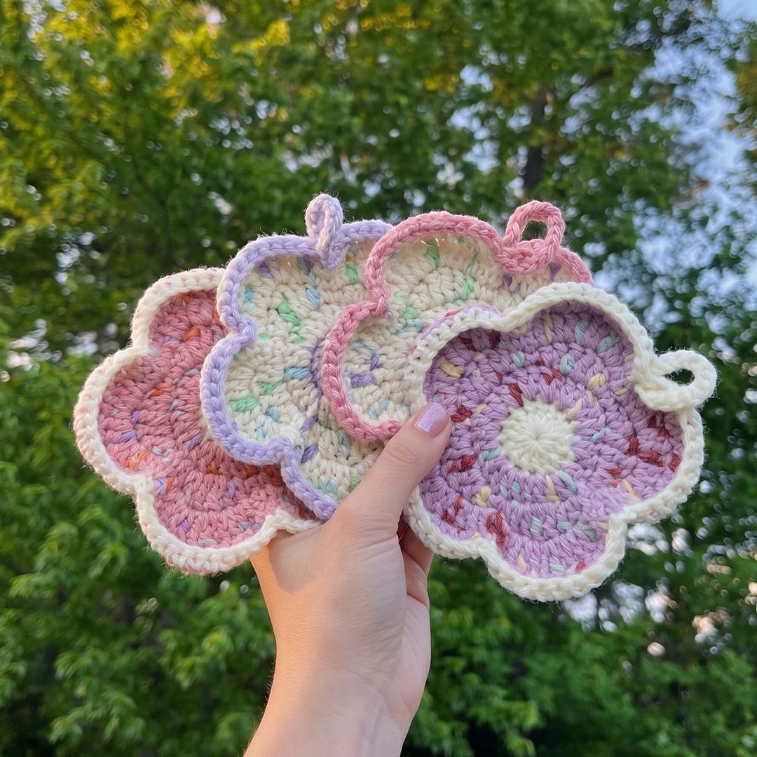 Sunny Palette  • 柔色 小花 毛线 钩织 杯垫 吊饰 疗愈小物 - 吊饰 - 其他材质 粉红色