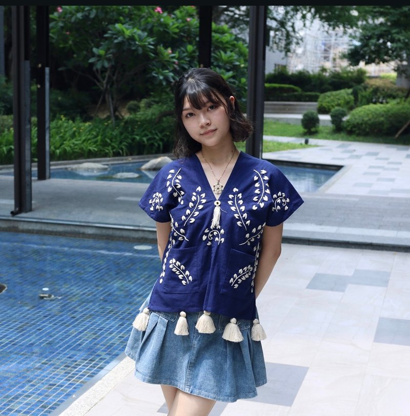 泰国丨民族刺绣上衣-静蓝树蔓 - 女装 T 恤 - 棉．麻 蓝色