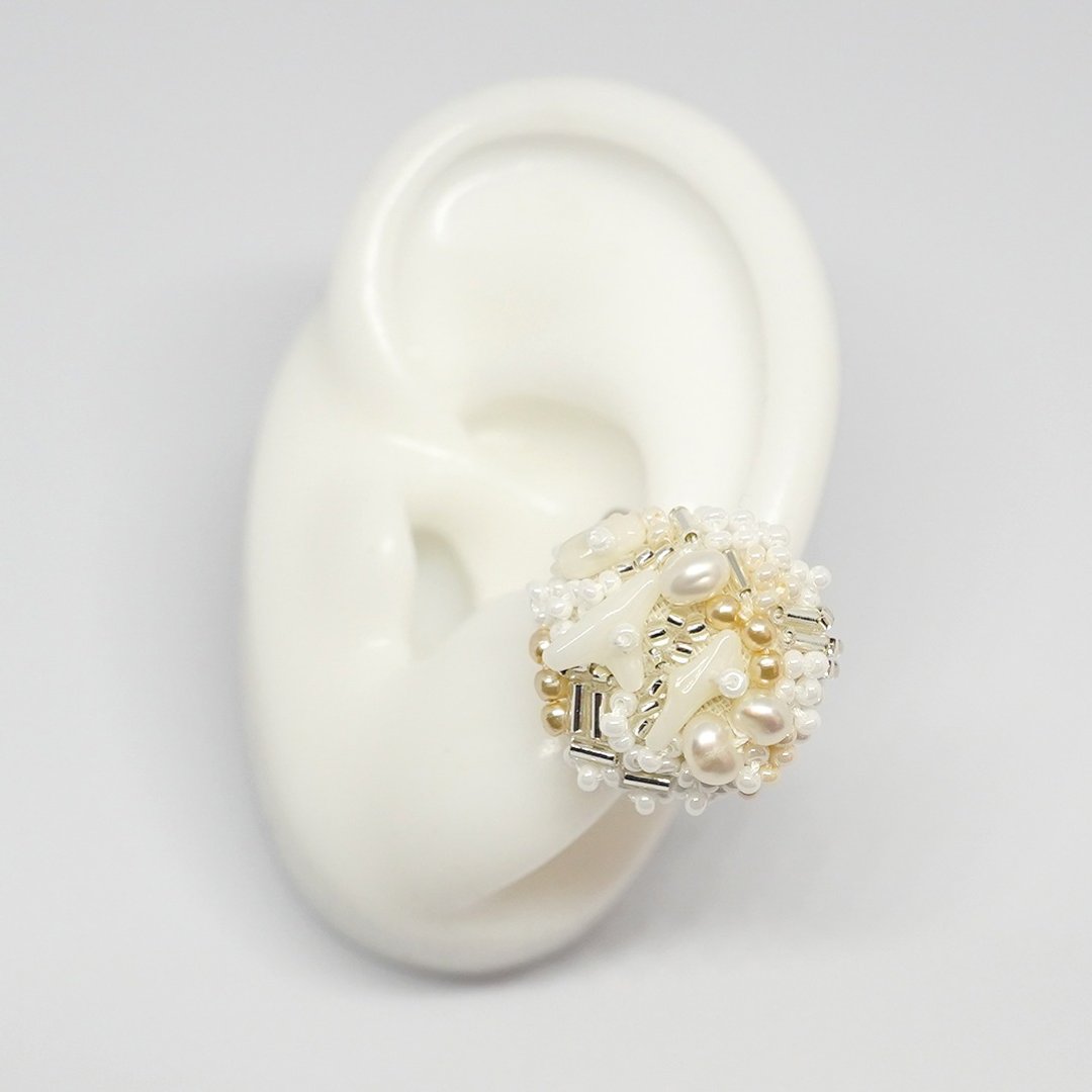 Incomplete product ear cuff 3 beads embroidery white large - 耳环/耳夹 - 塑料 白色