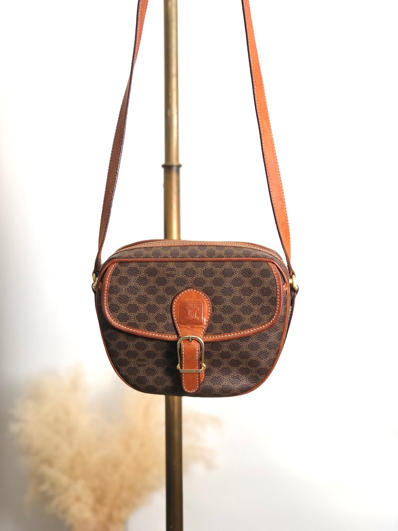 【 日本直送 名牌中古包 】CELINE  સલૂન 马卡龙 侧背包 棕色 前扣 PVC皮革 vintage 古董 8cjnf7 - 侧背包/斜挎包 - 防水材质 咖啡色