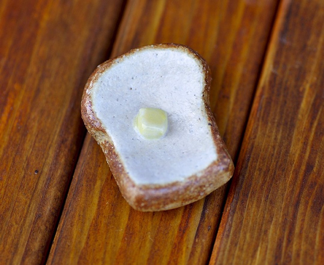 It is a small buttery version of a chopstick rest in the shape of bread! - 筷子/筷架 - 陶 白色