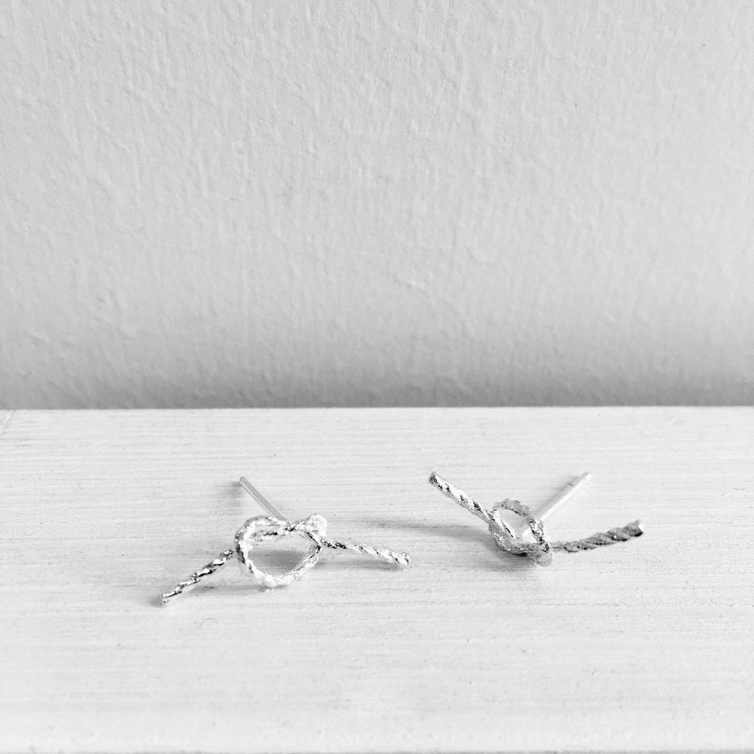 结耳环 Knot Earring 绳子系列 925纯银 - 耳环/耳夹 - 其他金属 银色