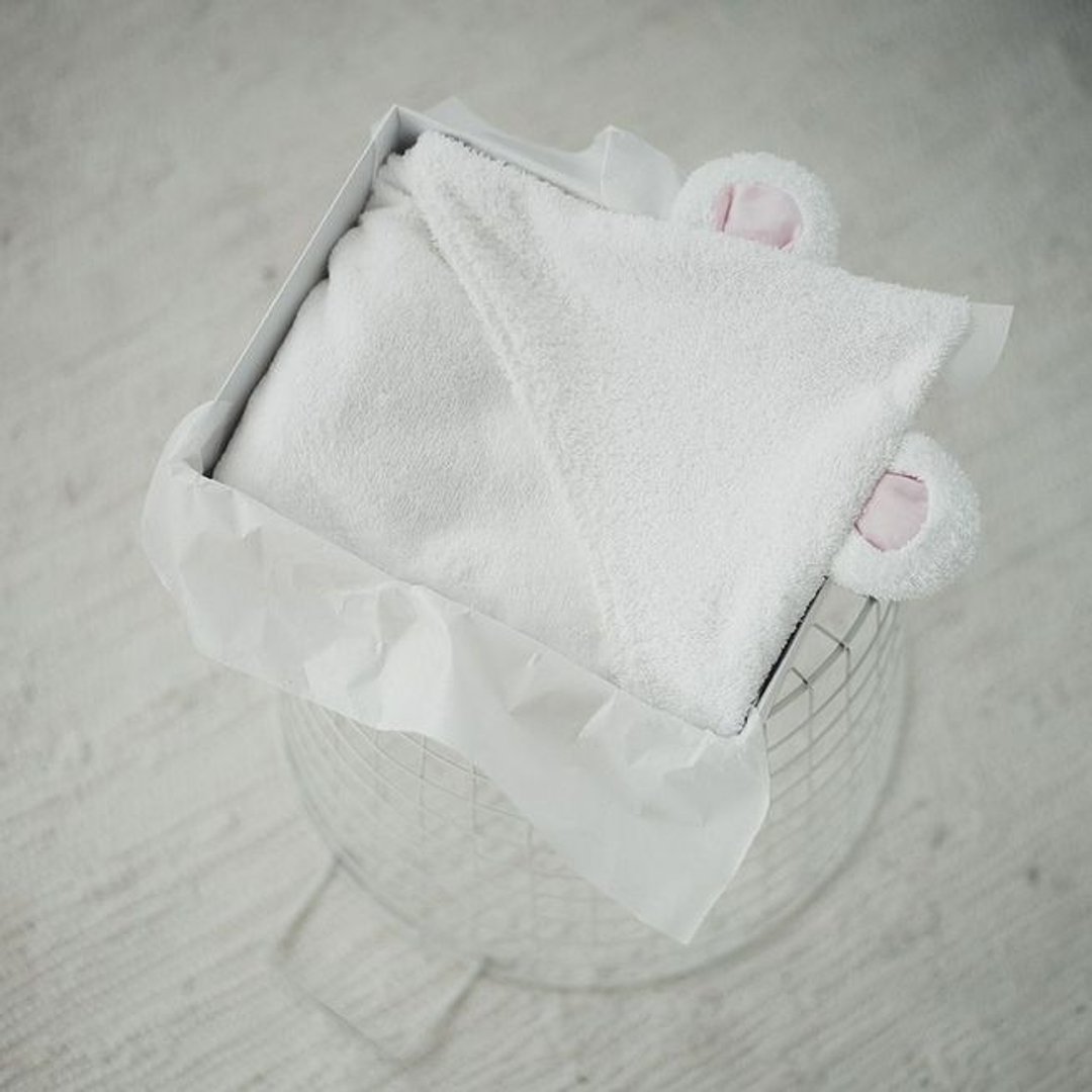 Hooded baby girl towel decorated with pink mouse ears - 满月礼盒 - 棉．麻 白色