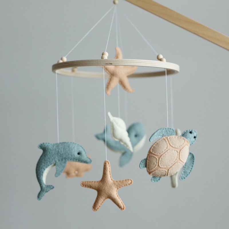 Ocean mobile for crib with a turtle, a dolphin and a whale, Felt baby mobile - 玩具/玩偶 - 羊毛 多色