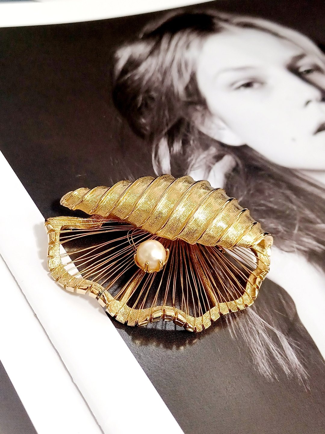 vintage jewelry Brooks 典藏拉丝金线海螺 别针 - 胸针 - 其他金属 