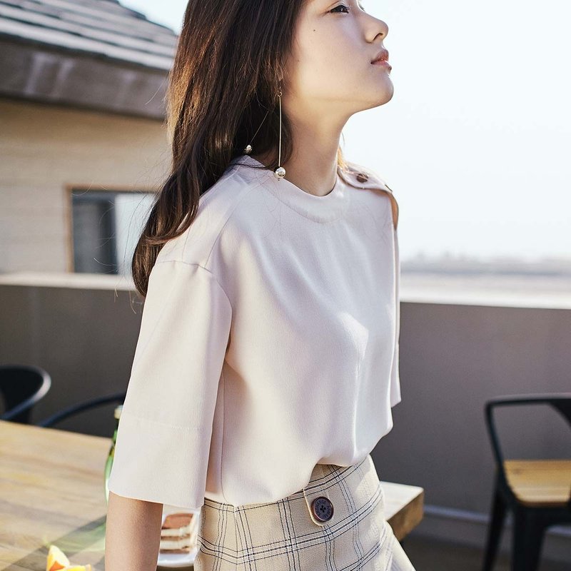 安妮陈2017夏装新款女士肩部装饰扣中袖上衣 - 女装上衣 - 棉．麻 卡其色