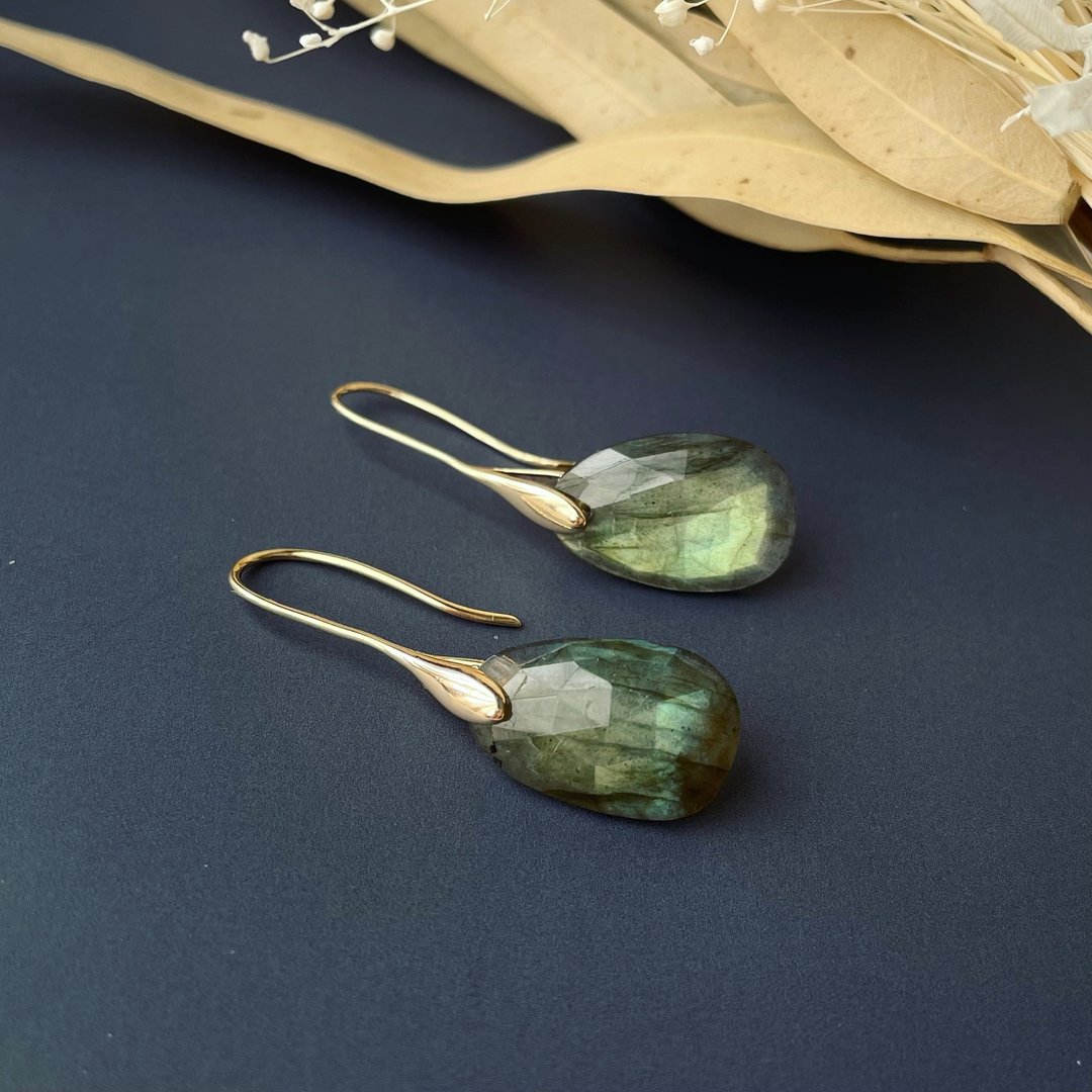 [14kgf] Labradorite Rose Cut Long Hook Earrings - 耳环/耳夹 - 半宝石 黑色