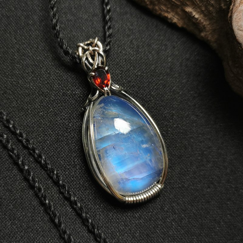 蓝光印度月光石/石榴石-纯银编设计坠/搭配防水蜡线项链 - 项链 - 半宝石 蓝色