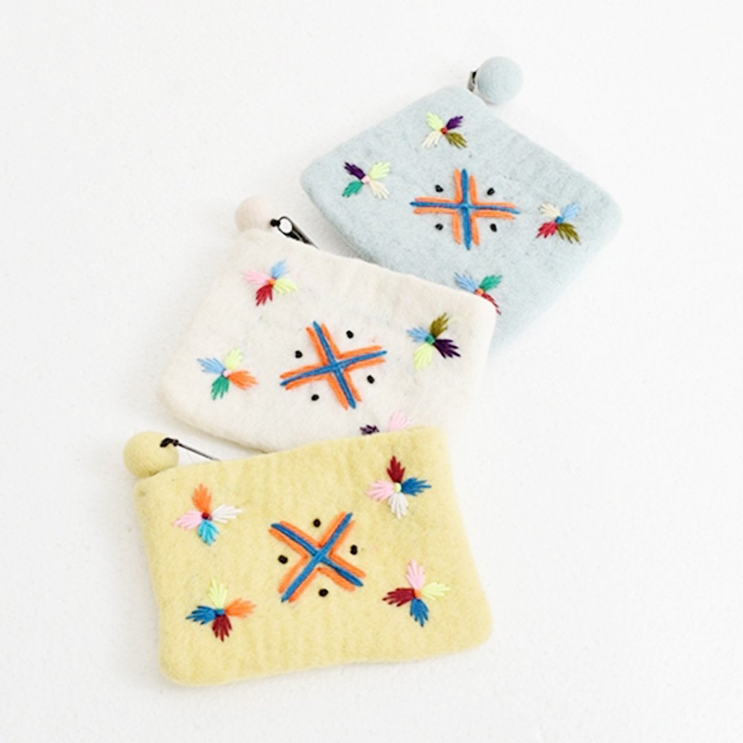 Ethnic Embroidery Felt Handmade Pouch - 化妆包/杂物包 - 羊毛 白色