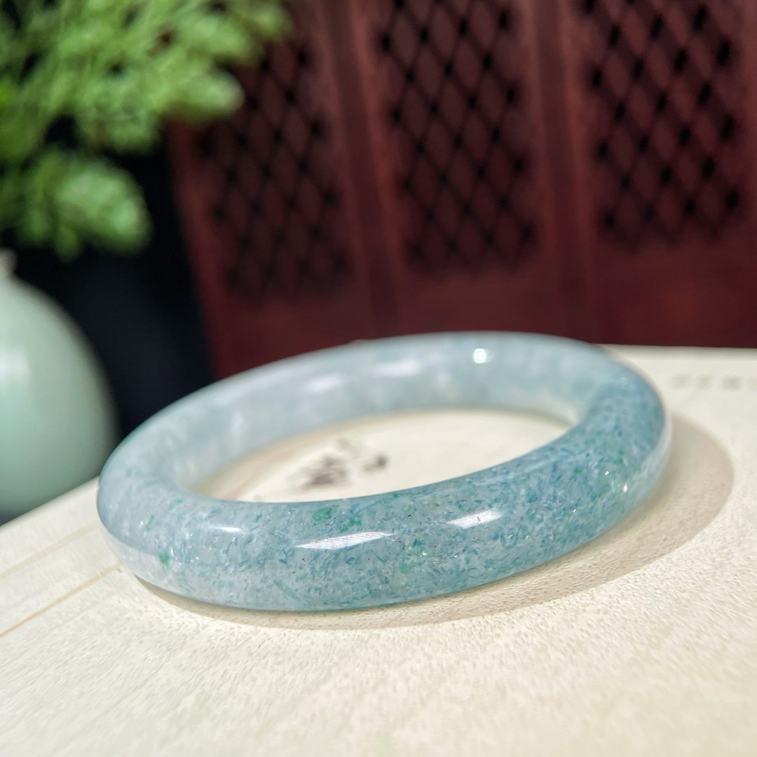 冰透星光白水晶手镯56MM 共生绿云母圆条手环 唯美异象 水润天成 - 手链/手环 - 水晶 绿色