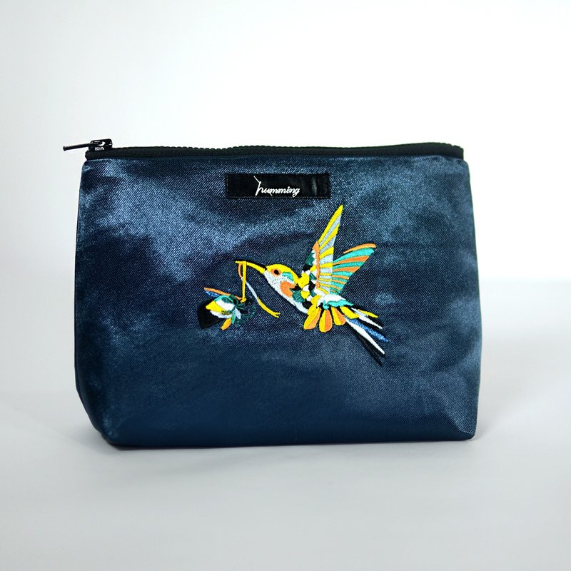 humming- 送花礼的蜂鸟 刺绣化妆包-蓝宝石 - 化妆包/杂物包 - 绣线 蓝色