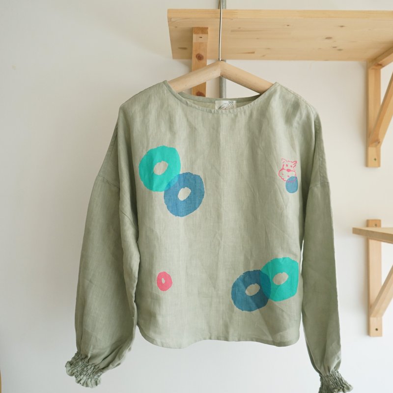 Yinke灰绿小狗、大圈圈湖水绿手工印花皱皱袖亚麻舒服上衣 - 女装上衣 - 棉．麻 绿色
