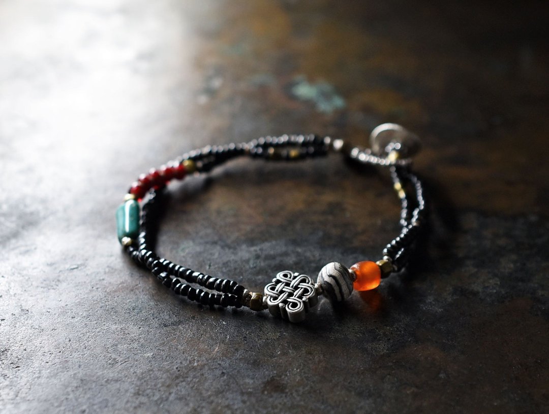 无限结 and 古代玛瑙、Mizoram Carnelian、old Tibetan Turquoise、blood-red White Heart、jet black beads bracelet - 手链/手环 - 玻璃 黑色
