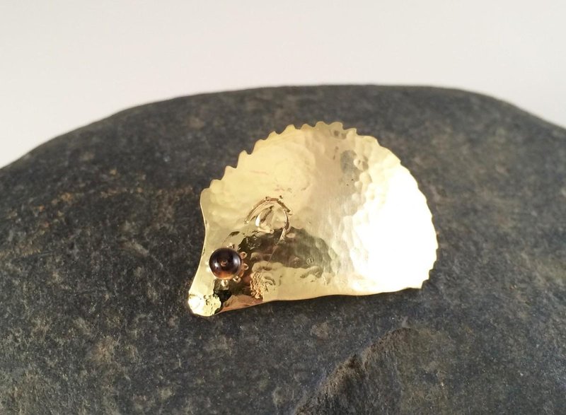 ハリネズミ☆真鍮ブローチ Smoky Quartz - 胸针 - 其他金属 