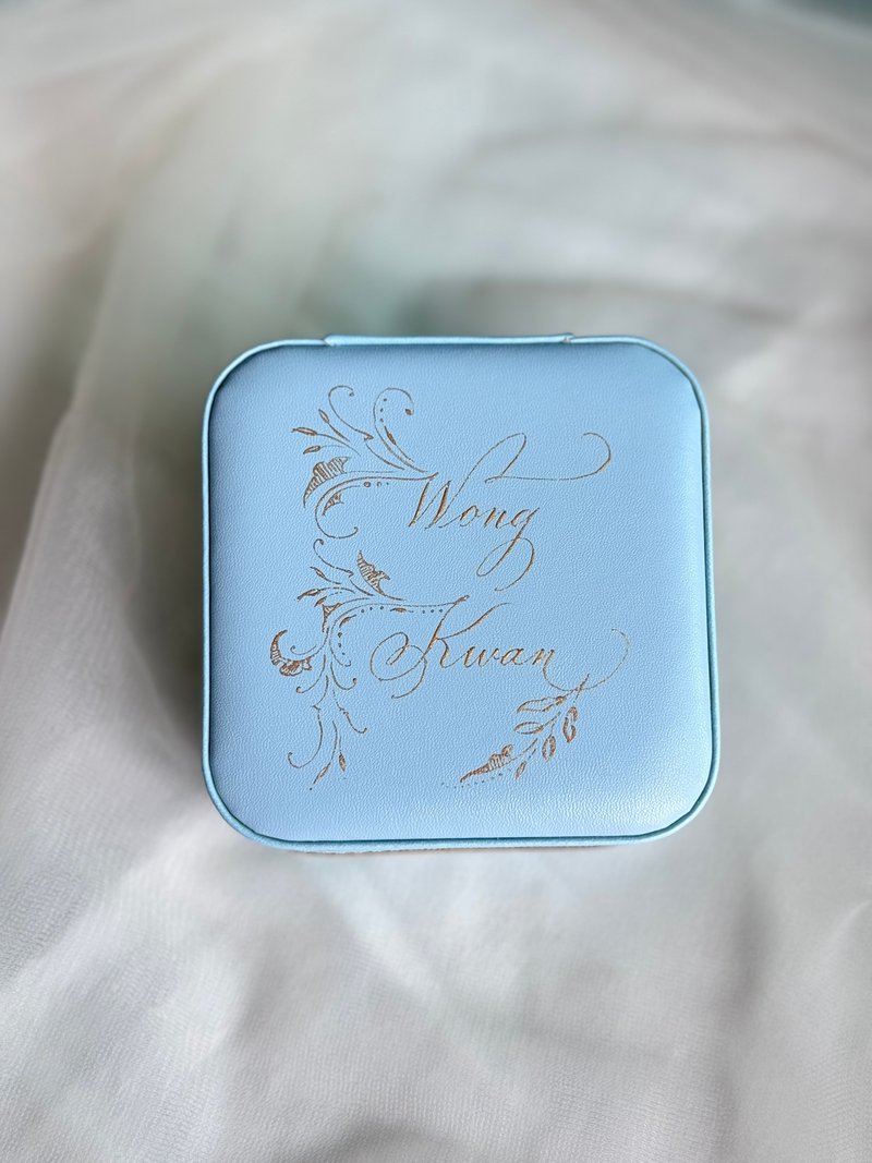 【定制化礼物】防尘耳环饰品收纳盒 首饰盒 交换礼物 - 彩妆刷具/镜子/梳子 - 其他金属 粉红色