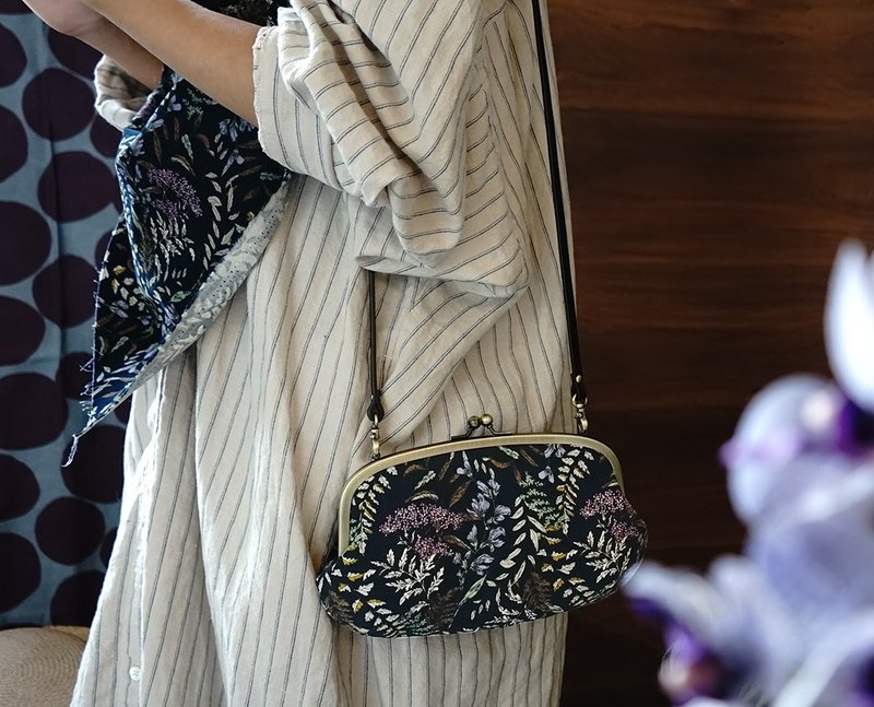 Ornella 紫花亲子斜背口金包 - 侧背包/斜挎包 - 棉．麻 