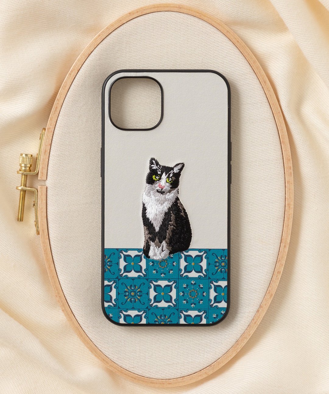立體刺繡手機殼 iPhone 13 PBAT PU合成皮革 猫咪x浅灰 - 手机壳/手机套 - 聚酯纤维 多色