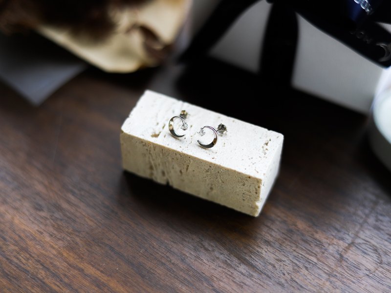 Moona 925纯银月光石耳钉耳环 - 耳环/耳夹 - 纯银 