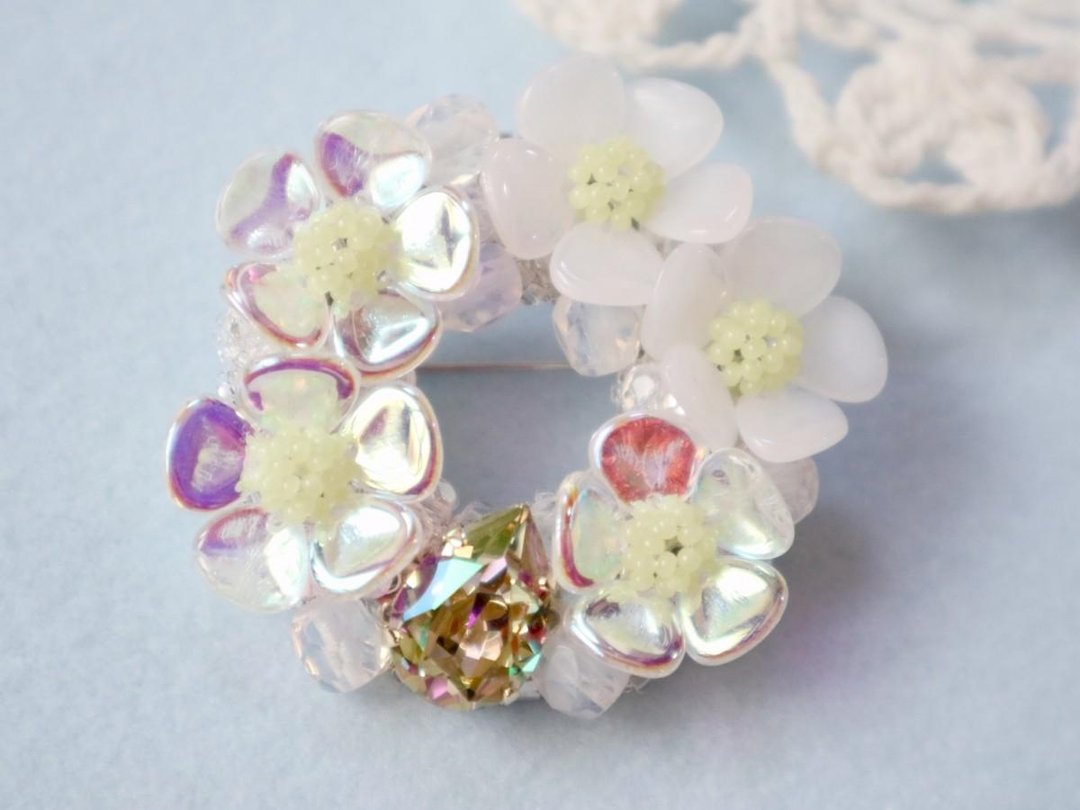 Hidamari Flower Ornament Flower Flower Rainbow White Aurora Opal St Crystal Glass Luminous Green Brooch Yumeharu White Opal Czech Glass - 胸针 - 玻璃 多色