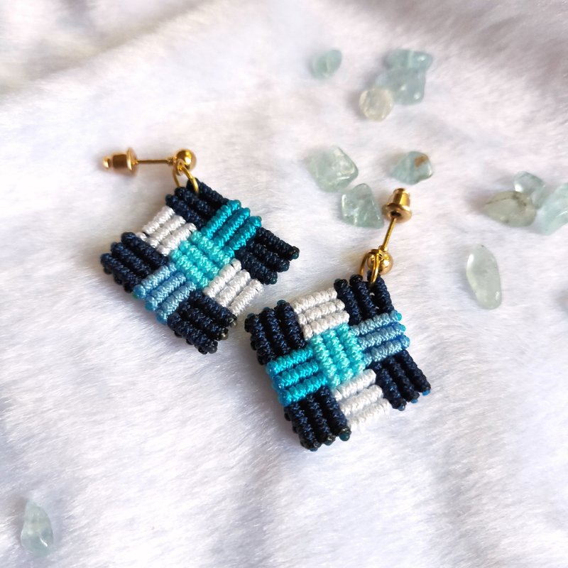 E024-手工编织马赛克耳环  蓝色镶嵌小方格 - 耳环/耳夹 - 尼龙 蓝色