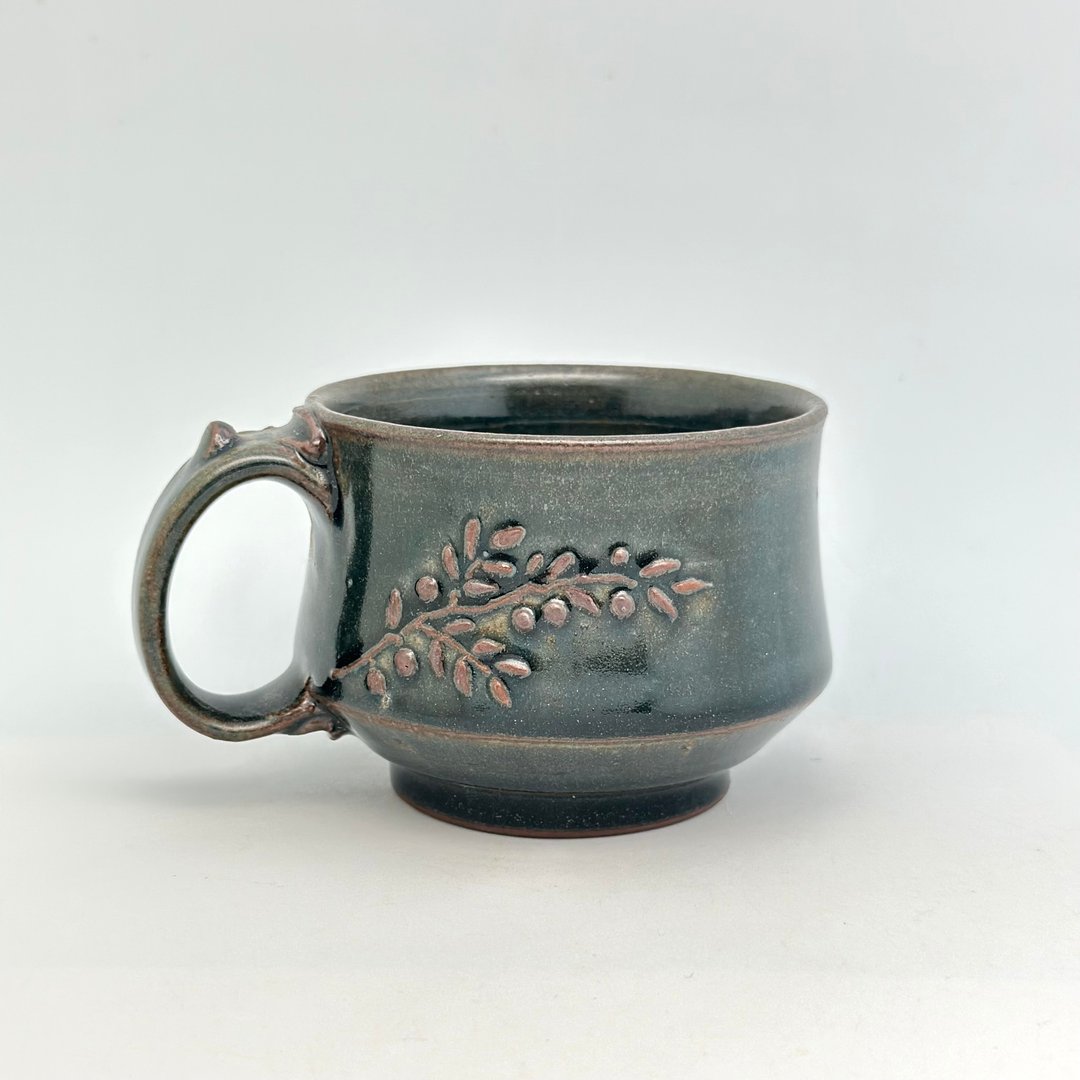 泥绘枝叶深灰蓝釉咖啡杯 - 咖啡杯/马克杯 - 陶 蓝色