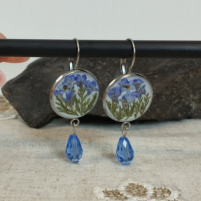 蓝白色树脂耳环 配以干薰衣草。复古风格耳环手工制作 - 耳环/耳夹 - 树脂 蓝色