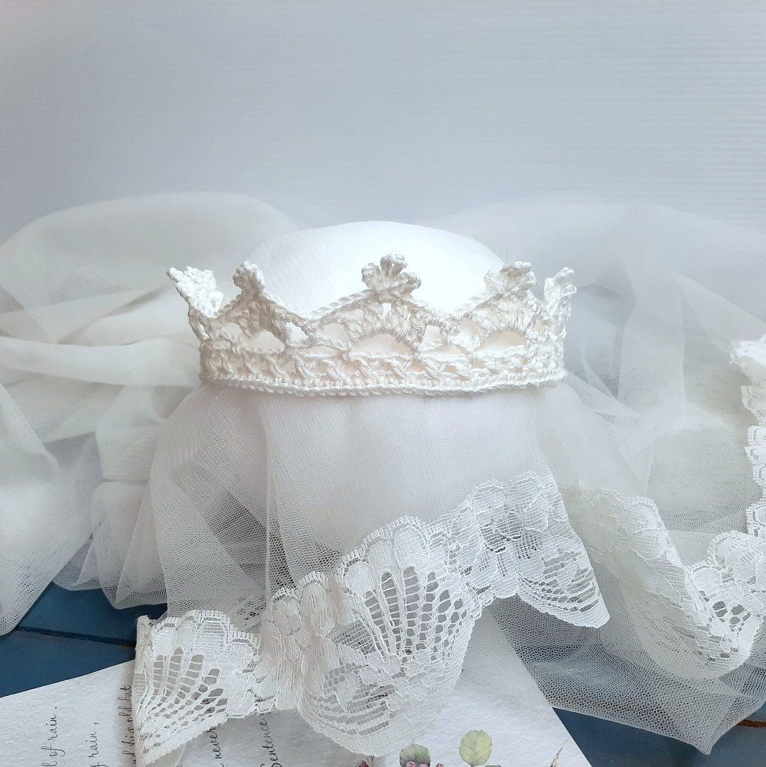 手工编织婴儿皇冠造型发带。花童发带/宝宝写真道具/婴儿拍照道具 - 发带/发箍 - 棉 白色