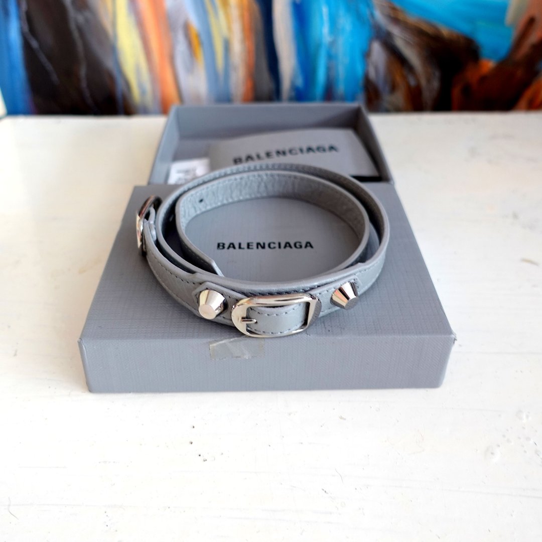 法国高级名牌Balenciaga 灰色皱真皮银扣手带 M码 古着珠宝首饰 - 手链/手环 - 真皮 灰色