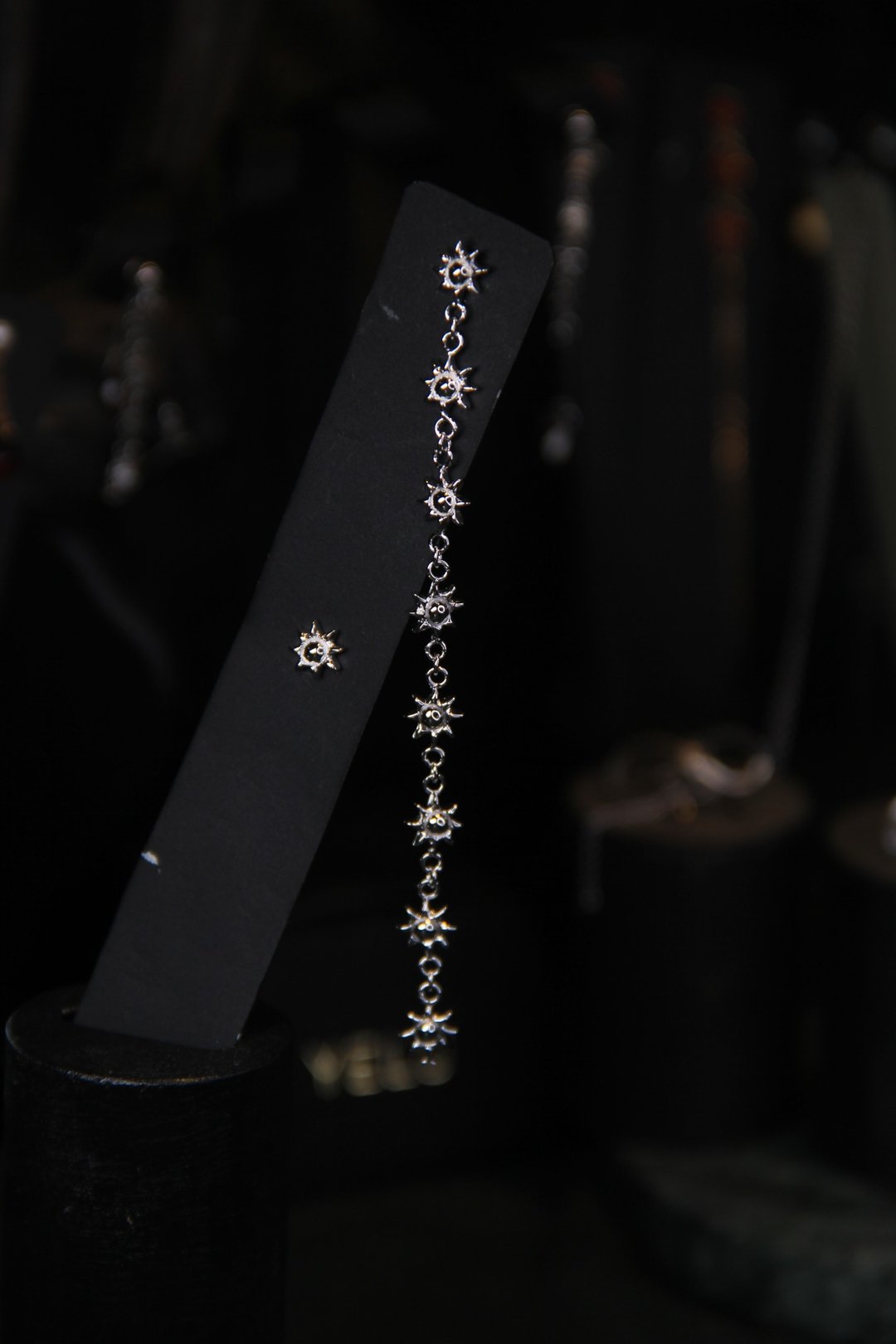 YELU手工雕蠟起版製作不對稱耳環月亮之後的小太陽 - 耳环/耳夹 - 银 