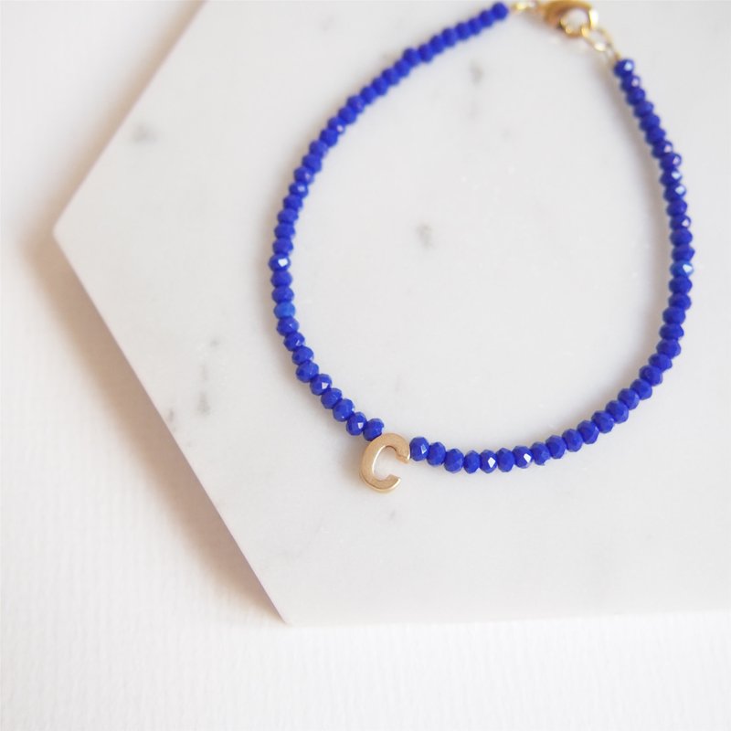 镀金色英文字母・捷克切面珠・手环手链・朋友定制化礼物 (宝蓝) - 手链/手环 - 其他金属 蓝色