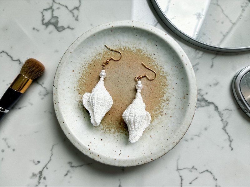 海洋典藏。手钩耳饰。海螺。纯白 - 耳环/耳夹 - 棉．麻 白色