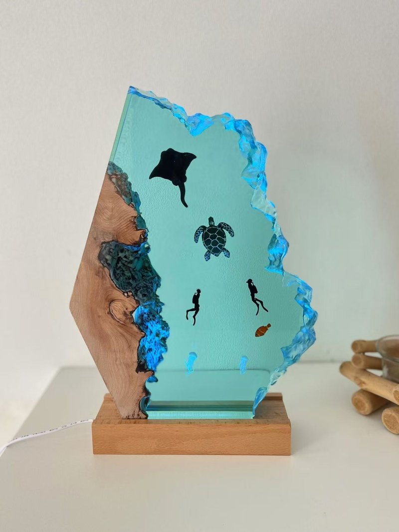 【客製】海洋微景观/海洋夜灯/潜水情侣与海洋生物 - 灯具/灯饰 - 树脂 蓝色