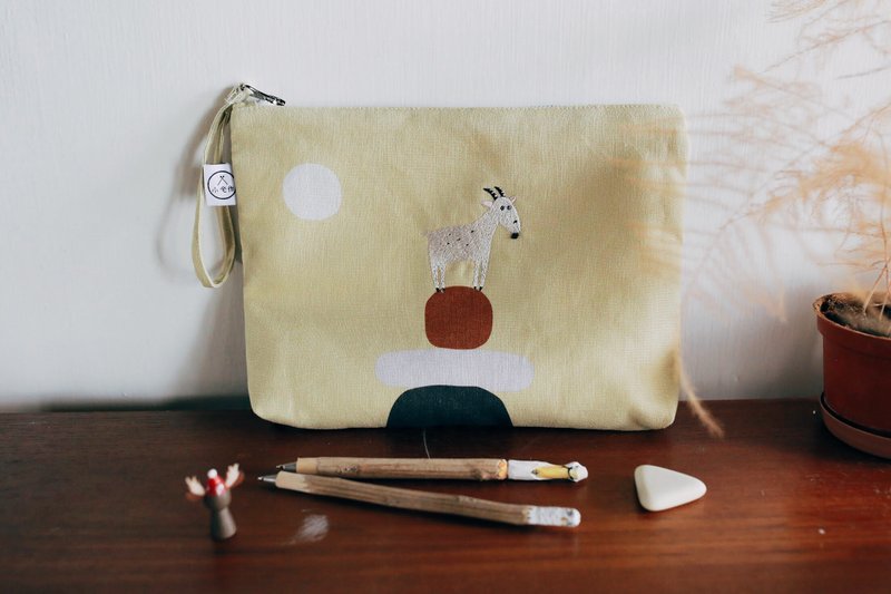 台湾山羊刺绣大收纳包 - 化妆包/杂物包 - 棉．麻 黄色