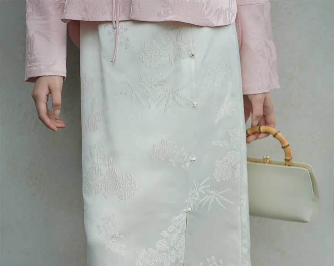 新中式中国风 立体剪裁前开叉设计缎面提花盘扣半裙 - 裙子 - 其他材质 白色