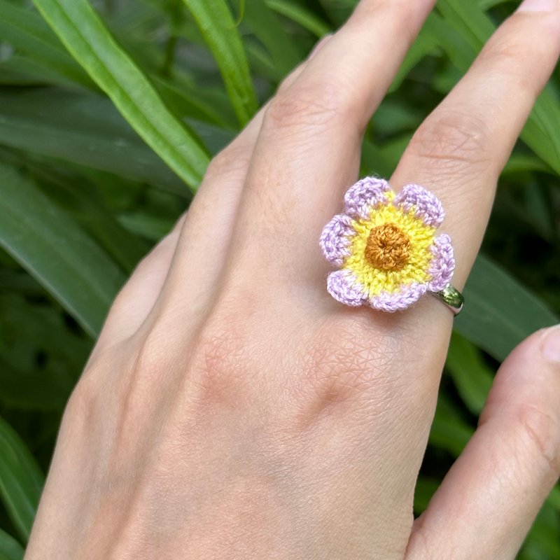 可調式戒指 WINTER COSMOS crochet flower Ring - 戒指 - 贵金属 紫色
