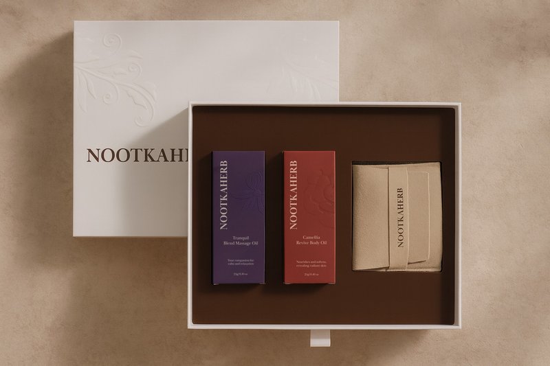 【NOOTKAHERB】日暮森境礼盒(双油礼盒规格任选)附抗菌按摩刮痧板 - 身体护肤/按摩油 - 其他材质 