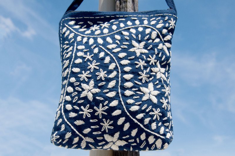 手缝纯棉布 刺绣斜背包 手工刺绣肩背包 手缝蓝染indigo手机袋-花 - 侧背包/斜挎包 - 棉．麻 蓝色