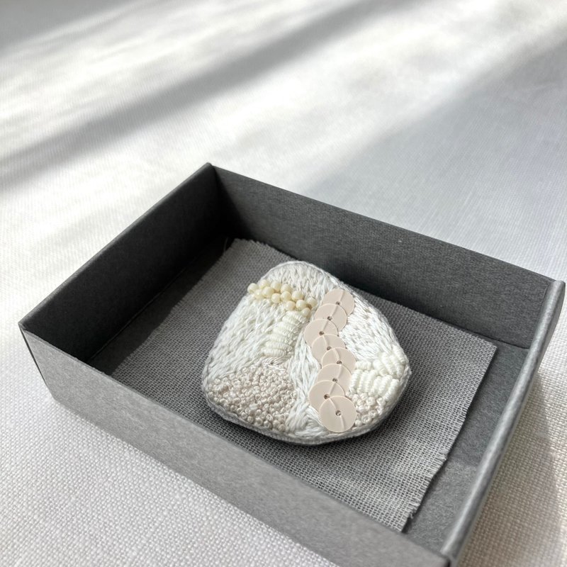 胸针/手工刺绣/2024白色002/盒装1枚/ - 胸针 - 棉．麻 白色