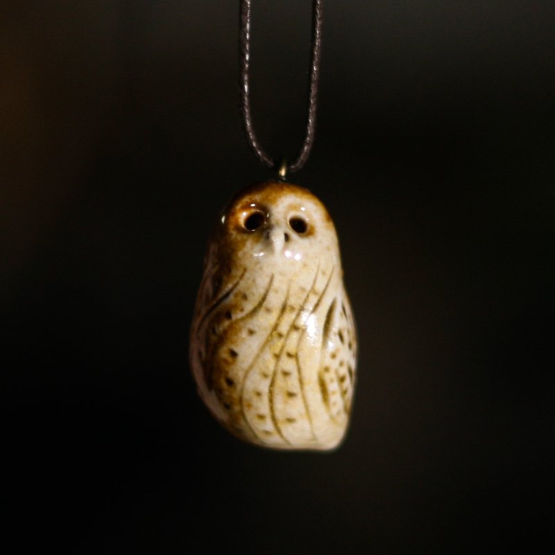 柴烧陶精油项链  侧尾猫头鹰 - 项链 - 陶 卡其色