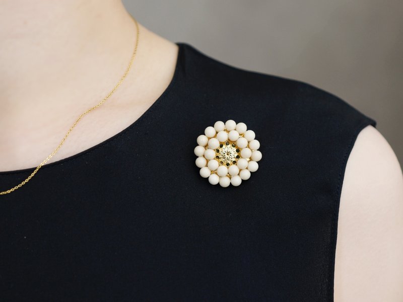 【胸针・大尺寸】古董复古花朵・大 象牙白（天然石） - 胸针 - 石头 白色