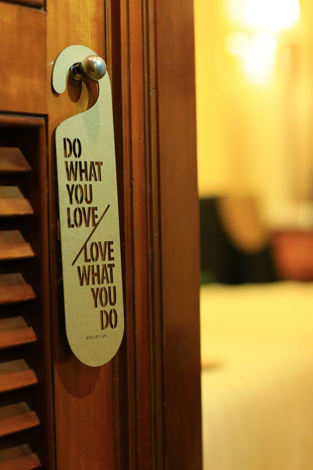 【eyeDesign看见设计】一句话门挂“DO WHAT YOU LOVE LOVE WHAT YOU DO”D04 - 摆饰 - 木头 咖啡色