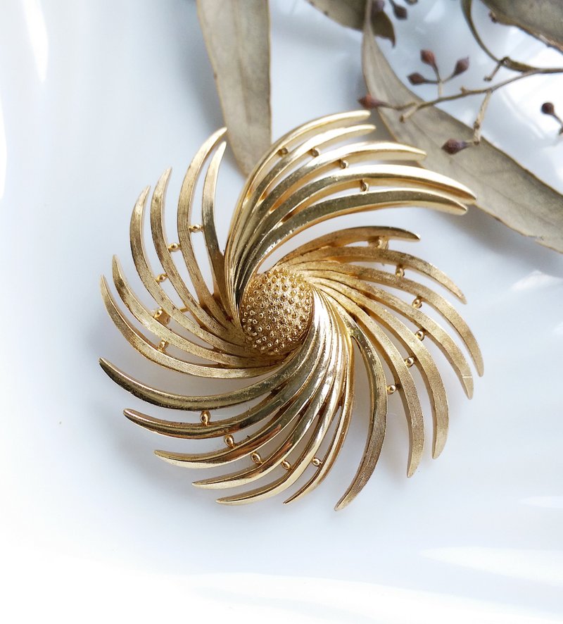 Vintage Jewelry 西洋古董饰品 TRIFARI 金色调 大旋风 别针 - 徽章/别针 - 其他金属 金色