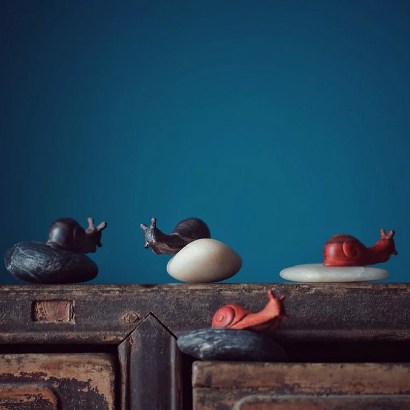  蝸牛趣味擺件 | 鹅软石檀木 家居用品擺設書房擺件 鎮紙 茶寵 盆栽配景 閨蜜小物生日禮物 手工客製化手作新中式黃楊木雕飾品 | 葉羅原創木質木頭首飾品牌 - 其他 - 木头 红色