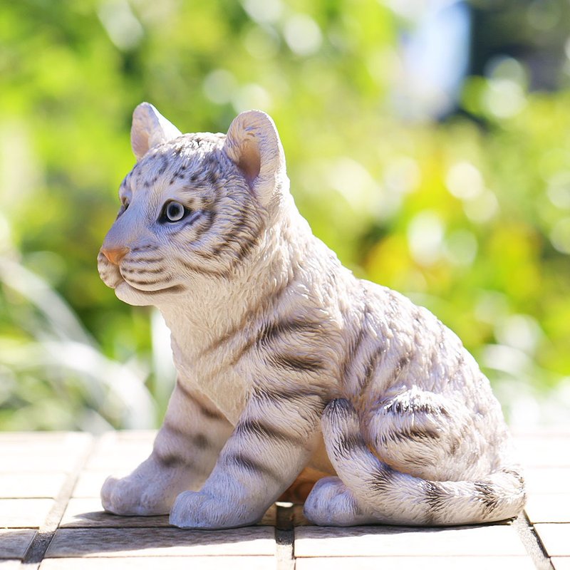 デバリエ  ca225w 虎 寅 縁起物 置物 ガーデン タイガー 芝生 玄関先 庭 開運 招福 プレゼント 人気 - 摆饰 - 树脂 白色