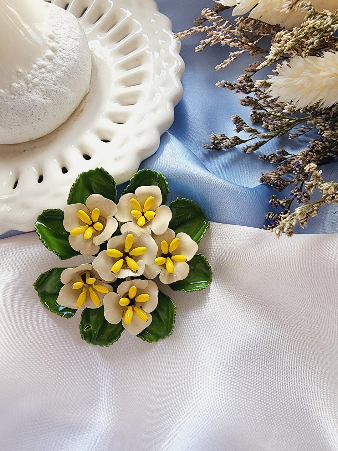 美国西洋古董饰品 / 清新绣球花团珐琅胸针/别针/复古珠宝首饰 - 胸针 - 其他金属 