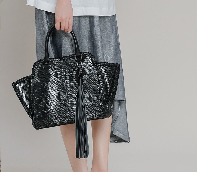 长流苏带 编成造型真皮手提侧背包 黑银蛇 - 手提包/手提袋 - 真皮 黑色